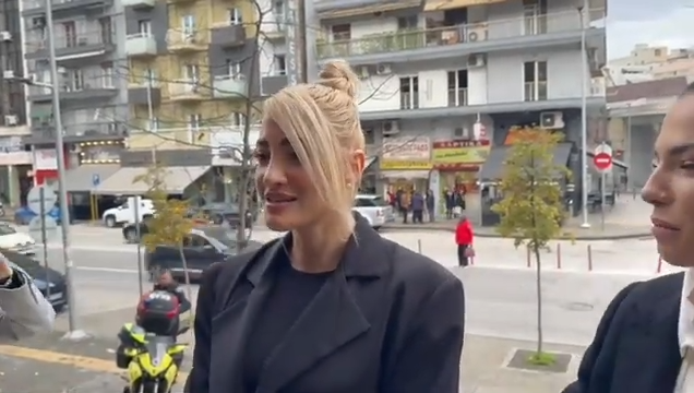 Ιωάννα Τούνη: Ξέσπασε σε κλάματα έξω από το Δικαστήριο της Θεσσαλονίκης – Δημόσια έκκληση για δικαίωση στην υπόθεση του revenge porn