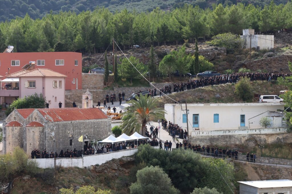 Βορίζια: Σε κλίμα οδύνης η κηδεία του 39χρονου – «Αστακός» το χωριό – Άφαντα τα 3 αδέρφι