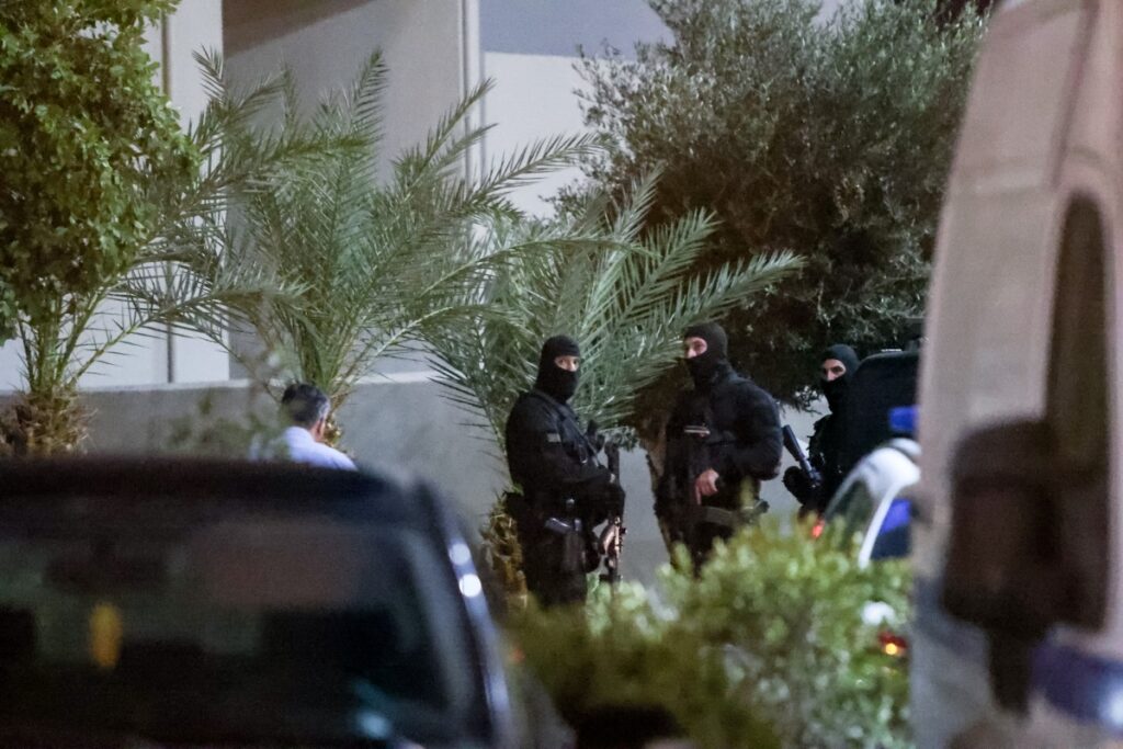 Λίγο πριν τις 11 το πρωί, πέρασε το κατώφλι του εισαγγελέα Ηρακλείου ο 43χρονος γαμπρός του 39χρονου ο οποίος φέρεται να είναι ένα από τα κεντρικά πρόσωπα της φονικής συμπλοκής που συγκλόνισε τα Βορίζια