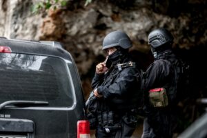 Βορίζια: Τουλάχιστον τρεις τύποι όπλων χρησιμοποιήθηκαν στο φονικό - Από καλάσνικοφ ο θάνατος της 56χρονης στα