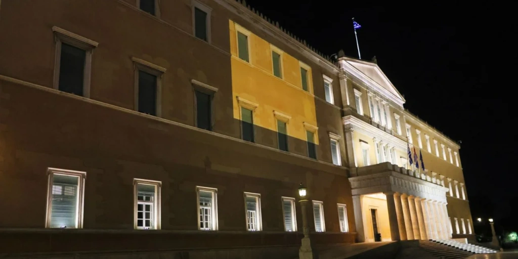 Βουλή: Φωταγωγήθηκε με το Orange the World για την ημέρα ενάντια στην έμφυλη βία κατά των γυναικών