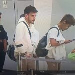 Ανησυχία για τον Ιωαννίδη: Εμφανίστηκε με πατερίτσες στο αεροδρόμιο