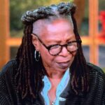 Γούπι Γκόλντμπεργκ: Έσκισε «γελοίο» σημείωμα για τον Τραμπ στον αέρα τηλεοπτικής εκπομπής – «Τι στο καλό;»