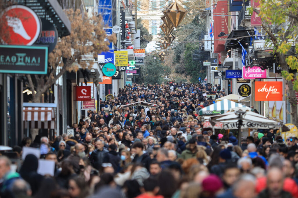 Χριστούγεννα 2025: Οι Έλληνες στρέφονται στην οικειότητα, την εγκράτεια και τις «έξυπνες» αγορές