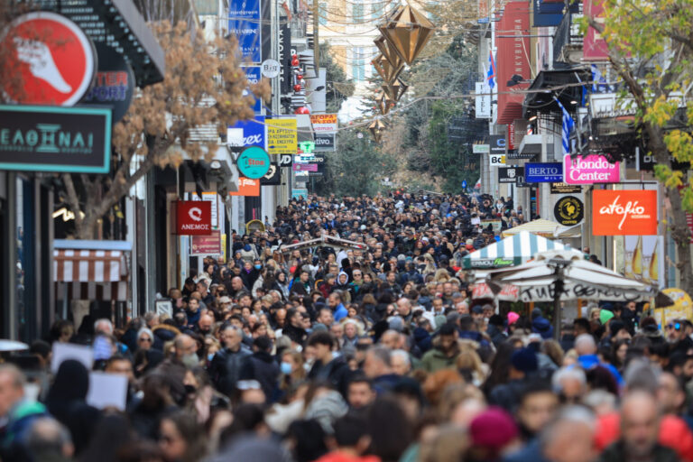 Χριστούγεννα 2025: Οι Έλληνες στρέφονται στην οικειότητα, την εγκράτεια και τις «έξυπνες» αγορές