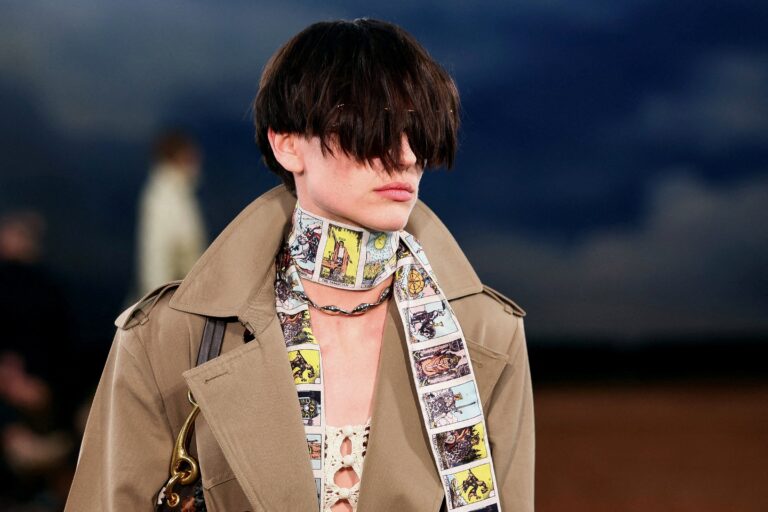 Scarf Coat: Το δύο σε ένα πανωφόρι επιστρέφει το φθινόπωρο 2025
