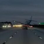 ΗΠΑ: Αεροπλάνο έπεσε πάνω σε αυτοκίνητο σε γεμάτο αυτοκινητόδρομο (βίντεο)