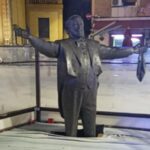Σάλος στην Ιταλία: Έβαλαν το άγαλμα του Παβαρότι μέσα σε παγοδρόμιο – Έξαλλη η χήρα του τενόρου