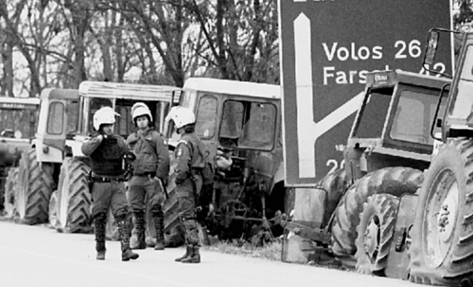 Αγρότες: 30 χρόνια μπλόκα – Το ξεφούσκωμα στα λάστιχα επί Σημίτη και οι πρωταγωνιστές