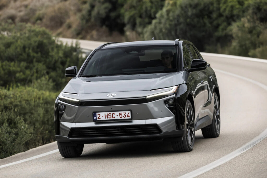 Toyota bZ4X: Το ισχυρότερο SUV της μάρκας στην Ελλάδα που καίει 2,78 € στα 100 km με 11 χρόνια εγγύη