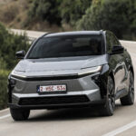 Toyota bZ4X: Το ισχυρότερο SUV της μάρκας στην Ελλάδα που καίει 2,78 € στα 100 km με 11 χρόνια εγγύηση – Αναλυτικά εκδόσεις και τιμές