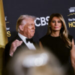 Σε ρόλο οικοδεσπότη ο Τραμπ – Βράβευσε Σταλόνε, Γκλόρια Γκέινορ και Kiss – Η εντυπωσιακή εμφάνιση της Μελάνια [βίντεο]