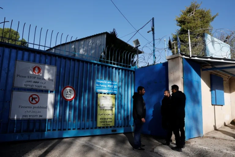 Έφοδος ισραηλινής αστυνομίας στο κτίριο της UNRWA στην Ανατολική Ιερουσαλήμ – Υψώθηκε η σημαία του Ισραήλ