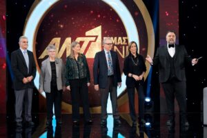 Γιώργος Πρωτόπαπας, Γενικός Διευθυντής, Παιδικά Χωριά SOS Ελλάδος, Μαρία Τρυφωνίδη, Πρόεδρος Διοικητικού Συμβουλίου Η Φλόγα, Έμιλυ Κέρν, Γενική διευθύντρια, Δεσμός, Βασίλειος Παπαδάκης, Επιστημονικός Σύμβουλος, Αντιπρόεδρος Κάνε-Μια-Ευχή Ελλάδος, Ιλεάνα Μακρή, Αντιπρόεδρος Διοικητικού Συμβουλίου Σωματείου ΕΛΙΖΑ, Γρηγόρης Αρναούτογλου