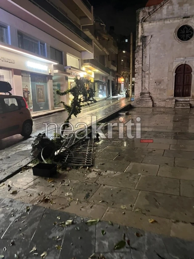 Ισχυρή καταιγίδα «χτύπησε» το Ηράκλειο: Δέντρα ξεριζώθηκαν – Παρασύρθηκαν εορταστικά κιόσκια