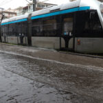 Χάος στο τραμ της Αθήνας λόγω κακοκαιρίας Byron – Ποιοι σταθμοί σταμάτησαν και πότε επανέρχεται η κυκλοφορία