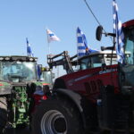 Μπλόκα αγροτών: Κλιμακώνονται οι κινητοποιήσεις – Στόχος μέχρι και τα λιμάνια – Κομμένη στα δύο η χώρα