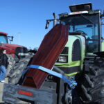 Μπλόκα αγροτών: Αιφνιδιαστικό κλείσιμο της Εθνικής Οδού στα Μάλγαρα – Οδηγός έπεσε πάνω σε τρακτέρ – Τι απαντούν στην κυβέρνηση