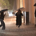 Κακοκαιρία Byron: Ο Κολυδάς αναλύει γιατί ξεπετάγονται «συντριβάνια» από φρεάτια μετά από έντονες βροχές