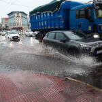 Κακοκαιρία Byron: Σφυροκοπά τη χώρα – Δρόμοι ποτάμια – Χάος στη Δυτική Αττική – Καμπανάκι Τσατραφύλλια – «Δεν τελείωσε ακόμα»