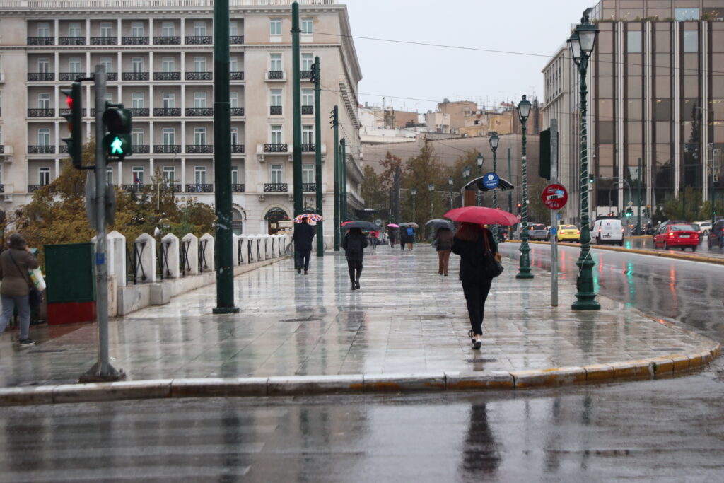 Καιρός: Τοπικές βροχές, βοριάδες και πτώση θερμοκρασίας – Πώς εξελίσσεται το σκηνικό μέχρι τα 