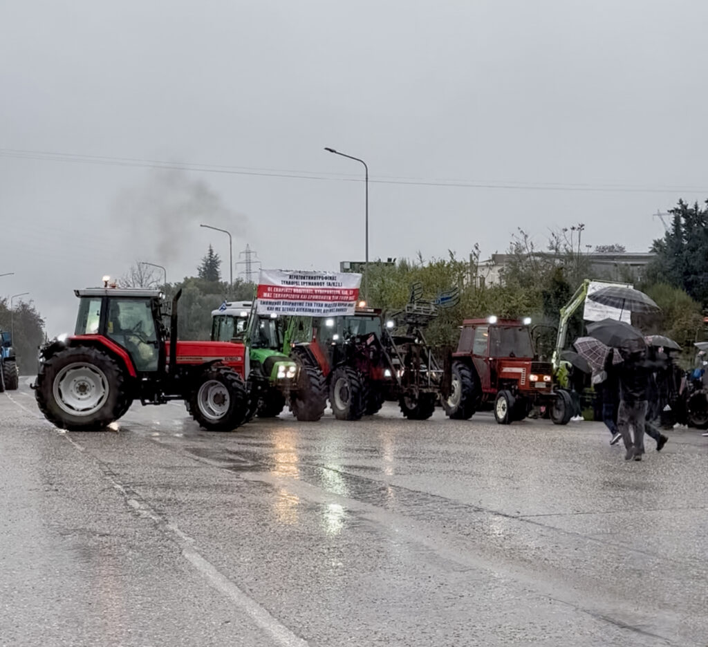 Καλαμάτα: Αγρότες και κτηνοτρόφοι απέκλεισαν συμβολικά τα γραφεία της ΑΑΔΕ