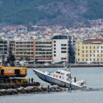 Βόλος: Αρνητικό το αλκοτέστ του πληρώματος – Ανελκύστηκε το σκάφος του Λιμενικού που προσέκρουσε στα βράχια