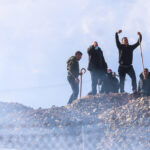 Αγρότες στην Κρήτη: Όπου δεν πίπτει λόγος πίπτει… κατσούνα – Εικόνες που προκαλούν ντροπή