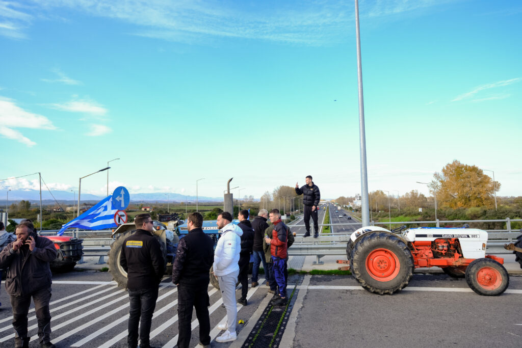 Παραμένουν οι αγρότες στο μπλόκο της Νίκαιας – Κλειστή η εθνική οδός Αθηνών – Θεσσαλονίκης
