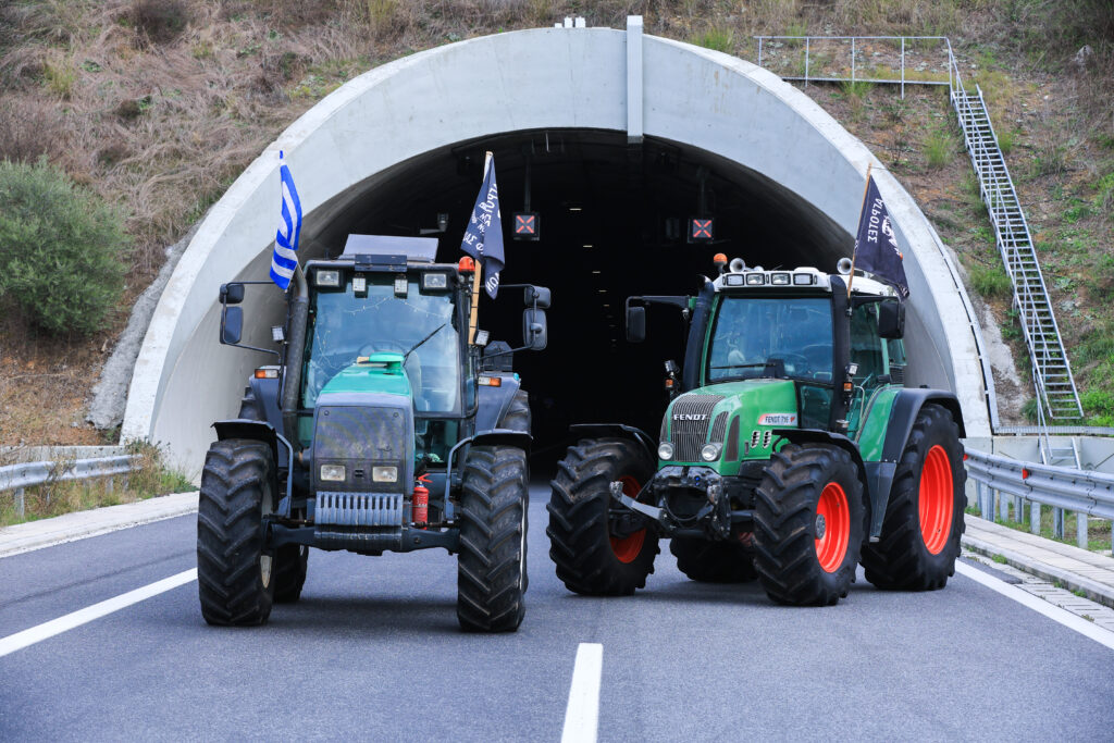Αγρότες στα μπλόκα: Χάος στις μετακινήσεις – Ξενοδοχεία και εκδρομείς ανησυχούν για τα Χριστούγεννα