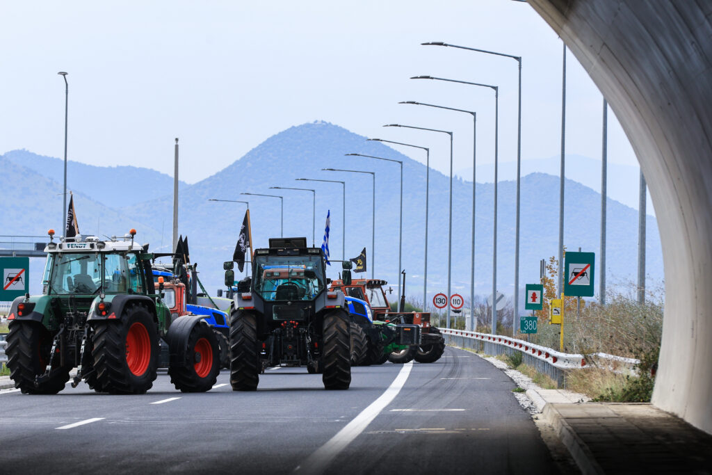 Αγροτικά μπλόκα: Βροχή οι ακυρώσεις σε δημοφιλείς προορισμούς – Σε απόγνωση οι ξενοδόχοι