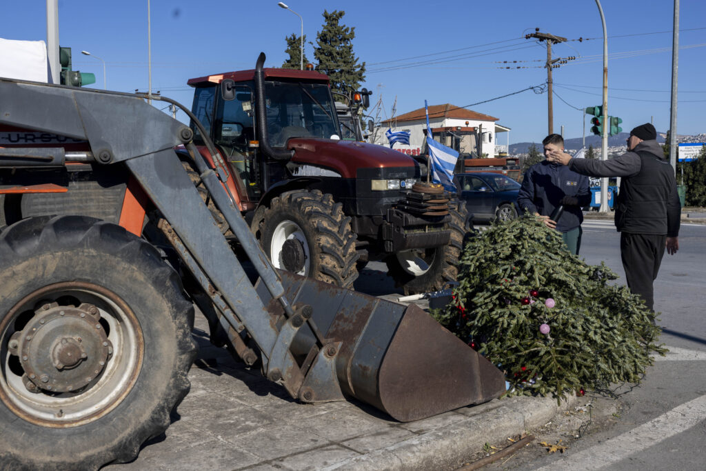 Πρωτοχρονιά στα μπλόκα: Ανυποχώρητοι οι αγρότες – Στο κενό οι προτάσεις διαλόγου – Διχασ