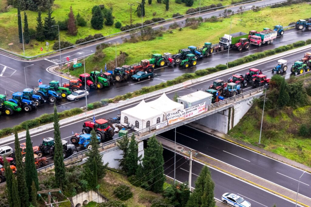 Αγρότες: Αποχωρούν από τα μπλόκα Ε-65 και της Νίκαιας – Σκέψεις για συλλαλητήριο στην Αθήνα