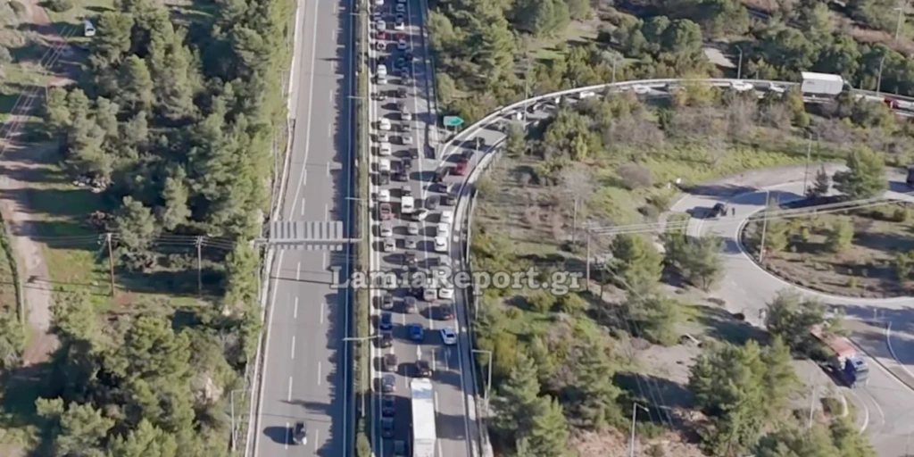 Μπλόκα αγροτών: Απίστευτη ταλαιπωρία με ουρές χιλιομέτρων στη Λαμίας-Αθηνών [βίντεο από drone]