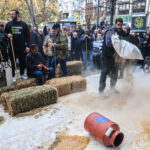 Λάρισα: Κτηνοτρόφοι πέταξαν γάλα και άχυρα μπροστά στο Δικαστήριο [Εικόνες-Βίντεο]