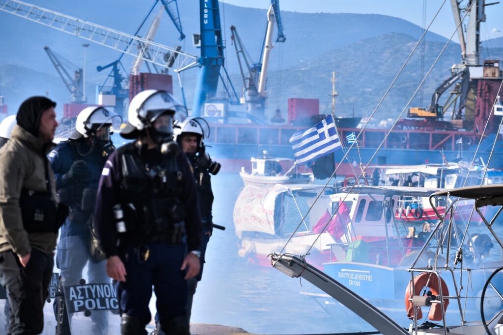 Τελεσίγραφο στους αγρότες του Βόλου να ανοίξουν το λιμάνι μέχρι τις 13:00