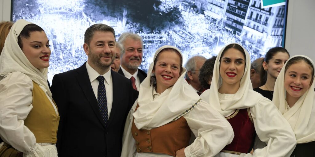 Ποιοι είπαν τα κάλαντα στον Νίκο Ανδρουλάκη: «Το 2026 να φέρει υγεία, ευημερία, σταθερότητα»
