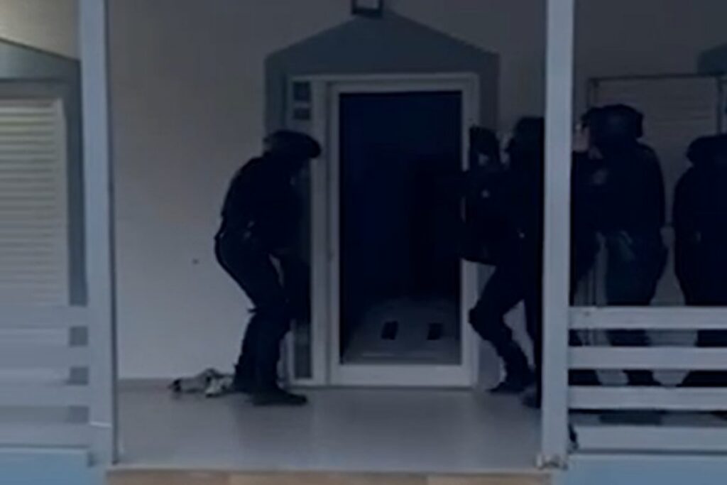Αποκαλυπτικό βίντεο της ΕΛΑΣ από την επιχείρηση σε σπίτια συμμορίας διαρρηκτών – Πάνω από 10 συλλήψεις 