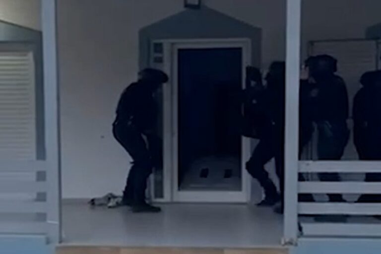Αποκαλυπτικό βίντεο της ΕΛΑΣ από την επιχείρηση σε σπίτια συμμορίας διαρρηκτών – Πάνω από 10 συλλήψεις