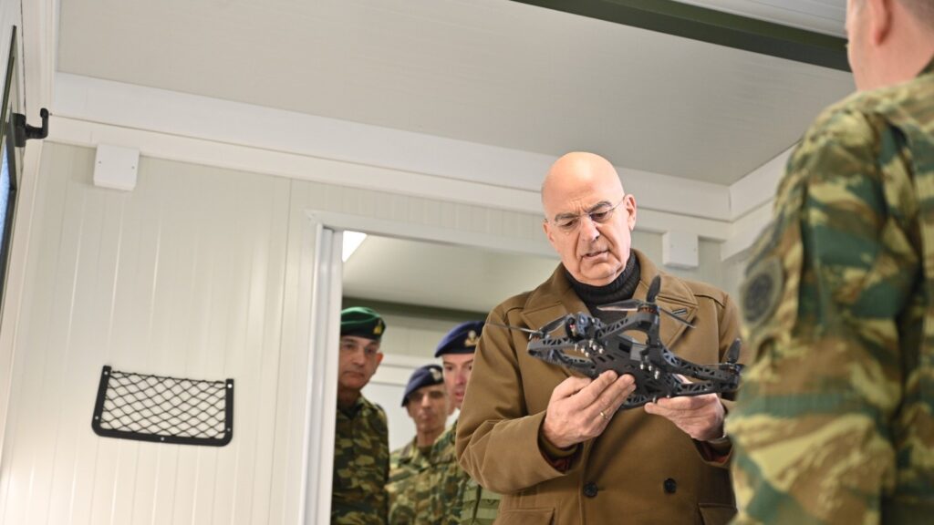Χριστούγεννα: Στη μονάδα παραγωγής drones ο Νίκος Δένδιας [Εικόνες]