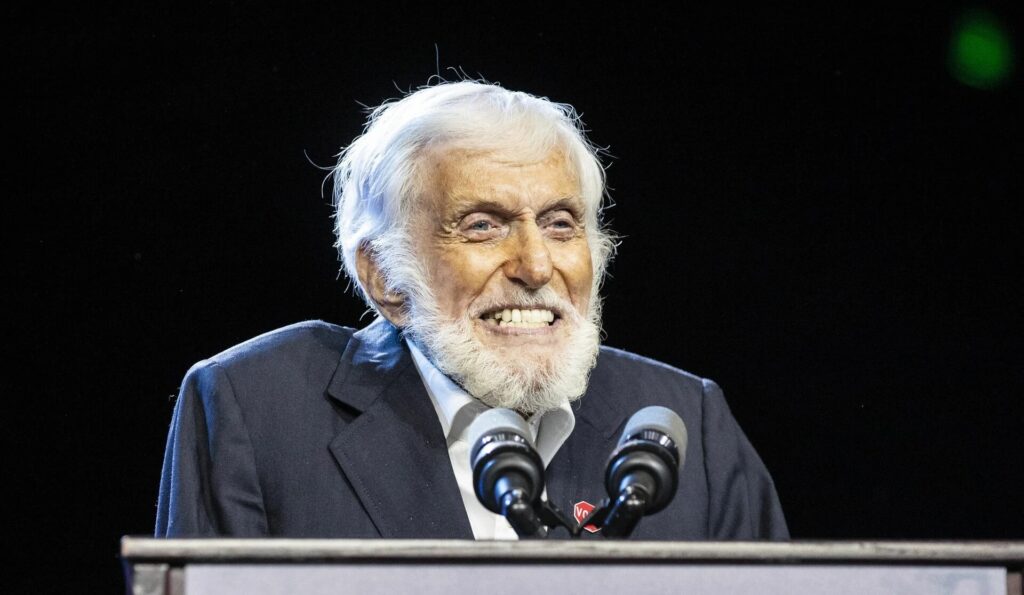 Ντικ Βαν Ντάικ: Γιορτάζει τα 100 του χρόνια – «Αυτή είναι η μεγαλύτερη μέρα της ζωής μου»