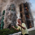 Χονγκ Κονγκ: Η συγκλονιστική φωτογραφία που συντάραξε τον κόσμο – Ο 71χρονος απελπισμένος καθώς η σύζυγός του είναι εγκλωβισμένη