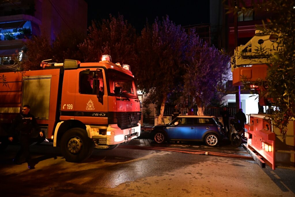 Φωτιά στην Καλλιθέα: Δύο άτομα χωρίς τις αισθήσεις τους