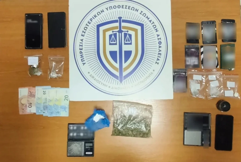 Χειροπέδες σε τρία άτομα για διακίνηση ναρκωτικών στην Αττική – Ανάμεσά τους και υπαρχιπυροσβέστης