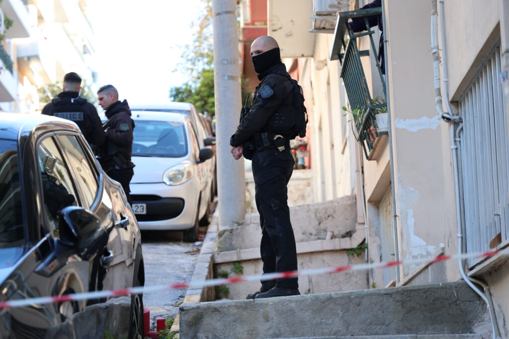 Οικογενειακή τραγωδία στο Γκύζη: Τι γράφει στο ιδιόχειρο σημείωμα που άφησε ο άνδρας που μαχαίρωσε τ
