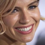 Σιένα Μίλερ: Έγκυος στα 43 στο τρίτο της παιδί – Ανακοίνωσε το νέο με διάφανο φόρεμα