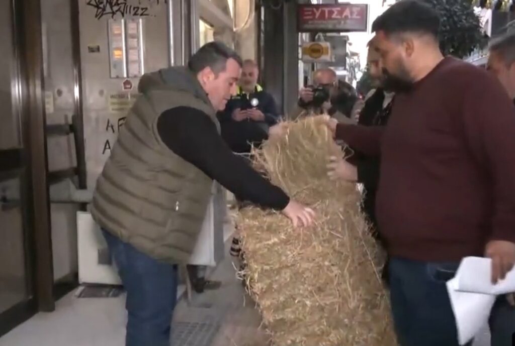 Ένταση στη Λάρισα: Αγρότες πετούν σανό έξω από γραφεία βουλευτών