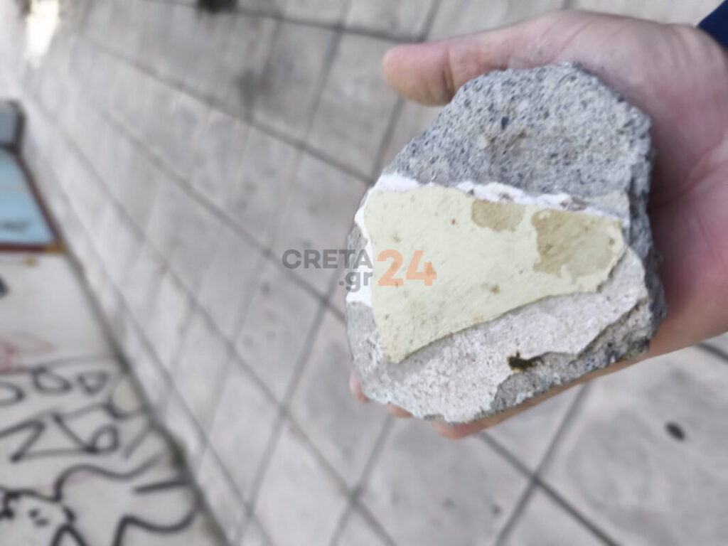 Σκηνές τρόμου στο Ηράκλειο Κρήτης: Έπεσαν σοβάδες από το Εργατικό Κέντρο – Από θαύμα γλίτωσαν γυναίκ
