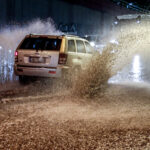 Κακοκαιρία Byron: Στο σκοτάδι η Ερμού – Δρόμοι ποτάμια και τεράστιοι πίδακες στη μέση του δρόμου – Δύσκολη η νύχτα για την Αττική [βίντεο]