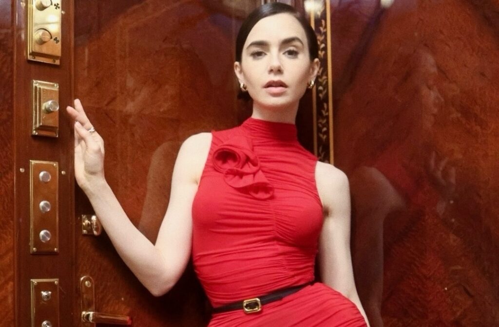 Καρό στο γραφείο: Η Λίλι Κόλινς ανανεώνει το office look